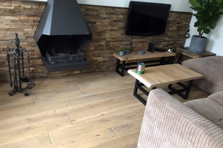 Lambrisering van hardhouten wandbekleding en Cabin oak Eikenhoutenvloer