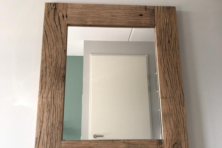 Spiegel en wandplank van oud Eiken wagondelen