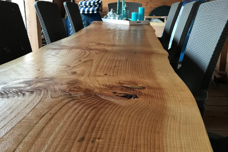 Tafel met een Douglas boomstamblad