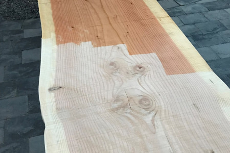 Tafel met een Douglas boomstamblad