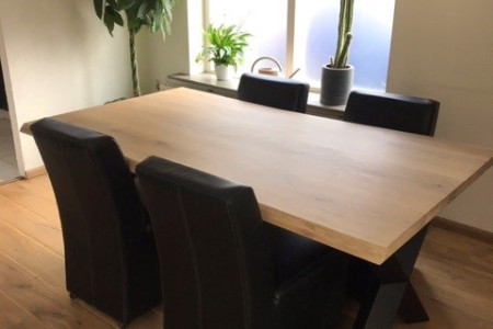 Tafel gemaakt van Eiken tafelblad met zwart gecoate X-poot