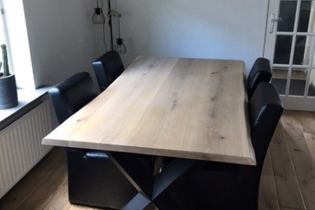 Tafel gemaakt van Eiken tafelblad met zwart gecoate X-poot