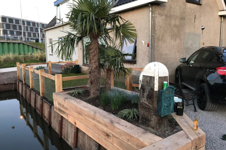 Voortuin met diverse Eiken houten bielzen, balken en palen