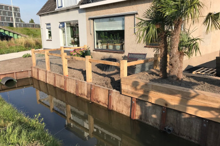 Voortuin met diverse Eiken houten bielzen, balken en palen