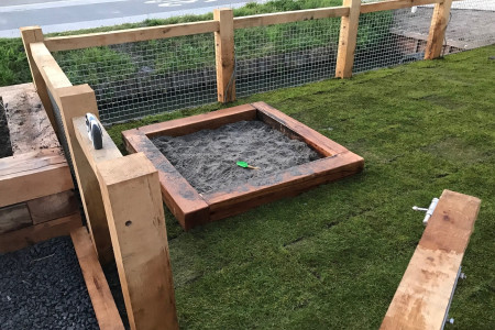 Voortuin met diverse Eiken houten bielzen, balken en palen