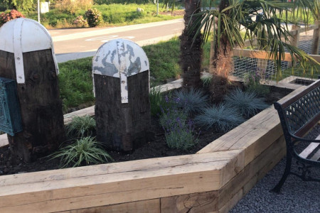 Voortuin met diverse Eiken houten bielzen, balken en palen