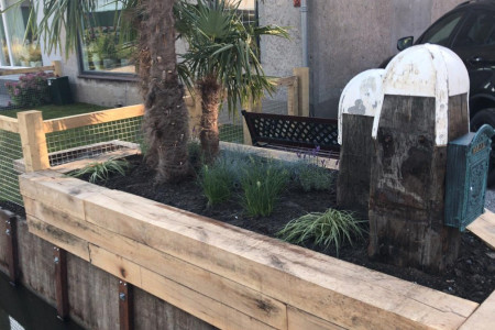 Voortuin met diverse Eiken houten bielzen, balken en palen