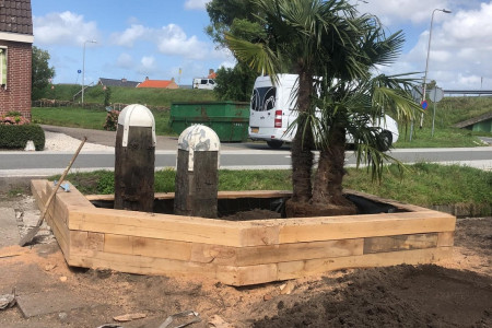 Voortuin met diverse Eiken houten bielzen, balken en palen