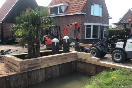 Voortuin met diverse Eiken houten bielzen, balken en palen