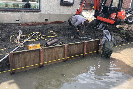 Voortuin met diverse Eiken houten bielzen, balken en palen