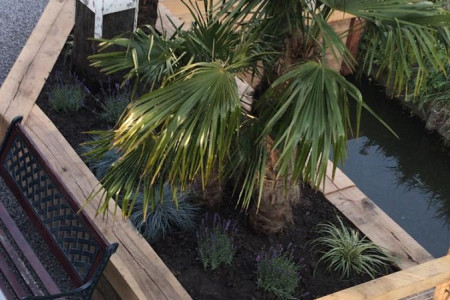 Voortuin met diverse Eiken houten bielzen, balken en palen